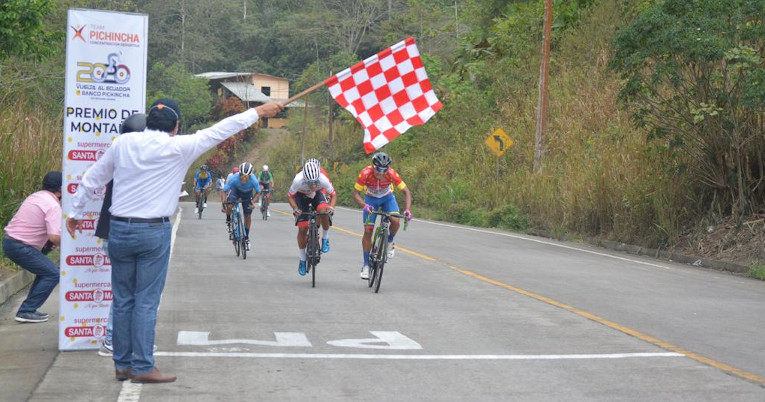 Jaime Ruiz, director de la carrera, muestra la bandera antes del puerto de montaña en la Etapa 3 de la Vuelta.
