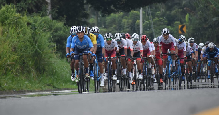 Una parte del pelotón, durante la Etapa 3 de la Vuelta al Ecuador.
