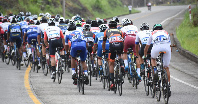 Una parte del pelotón, durante la Etapa 3 de la Vuelta al Ecuador 2020.