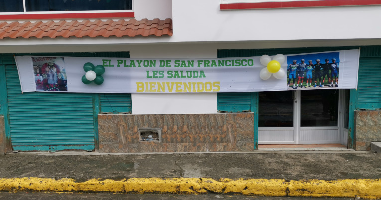 Un cartel en el Playón de San Francisco da la bienvenida a los ciclistas en la penúltima Etapa de la Vuelta.