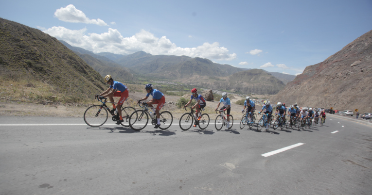 Los ciclistas pasan por un ascenso en la Etapa 4 de la Vuelta