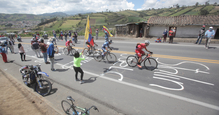 Los ciclistas cruzan una meta volante en la Etapa 4 de la Vuelta al Ecuador.