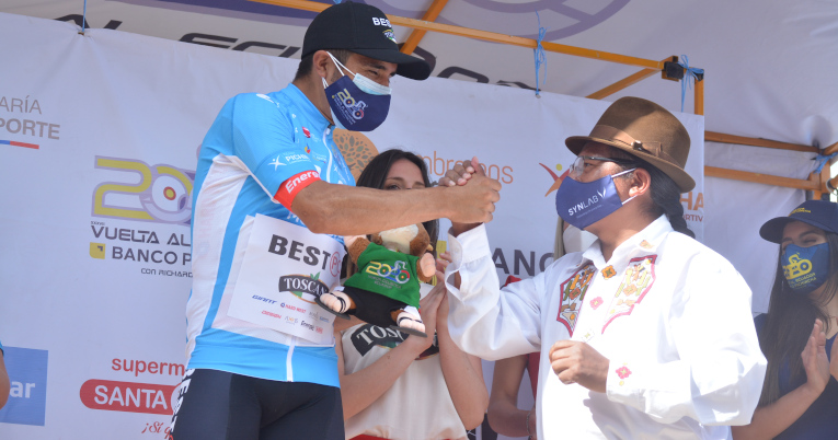 Byron Guama se saluda con el alcalde de Cayambe, Luis Churuchumbi, en la Etapa 3 de la Vuelta.