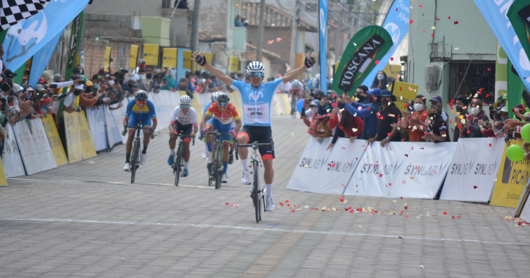 Byron Guama celebra su victoria en la tercera etapa de la Vuelta al Ecuador.