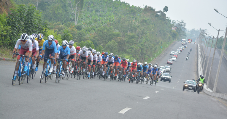 Una parte del pelotón, durante la Etapa 2 de la Vuelta al Ecuador.