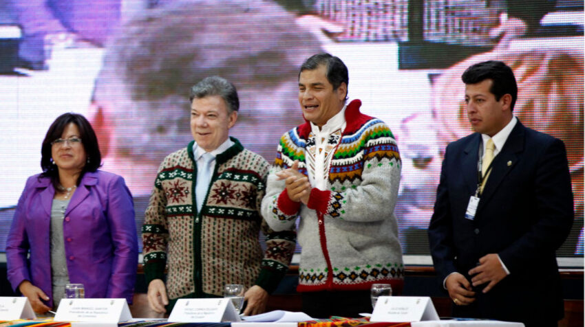 Los presidentes Juan Manuel Santos y Rafael Correa en el I Gabinete Binacional en Tulcán, el 11 de diciembre de 2012.