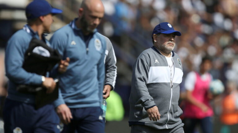 Diego Maradona junto a su cuerpo técnico en Gimnasia y Esgrima de La Plata.
