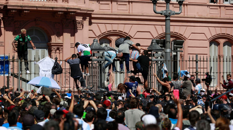Miles de aficionados llegaron a la Casa Rosada, el jueves 26 de noviembre, al velatorio de Diego Maradona. Se produjeron algunos incidentes.