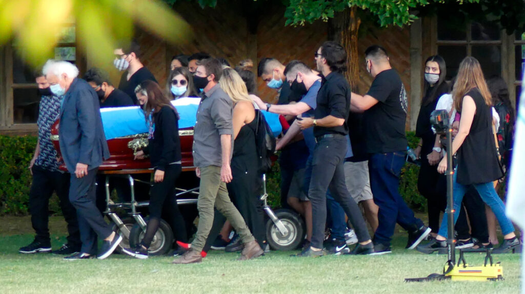 Maradona es enterrado en el cementerio Jardín Bella Vista, de Buenos Aires