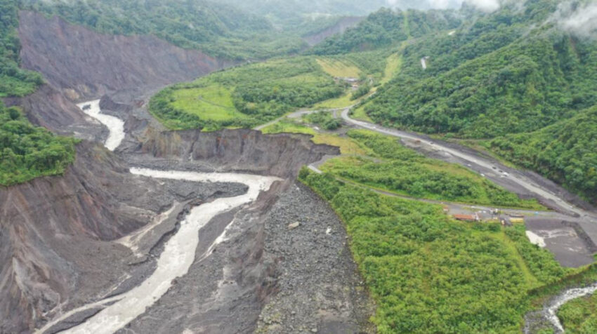 Una vista panorámica del proceso de erosión regresiva en las márgenes del río Coca, el 25 de noviembre de 2020.