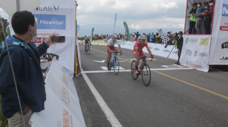 Joel Burbano cruza la meta en primer lugar, en le Etapa 4 de la Vuelta al Ecuador, el jueves 26 de noviembre de 2020.
