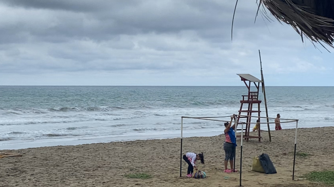 La playa San Lorenzo, Manabí, lució vacía en el feriado de noviembre. 