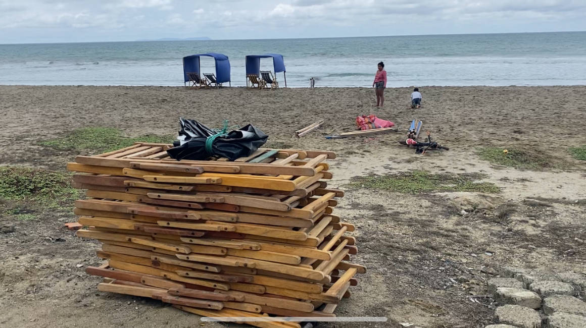 Esther alquila carpas y sillas en la playa de San Lorenzo en Manabí. 