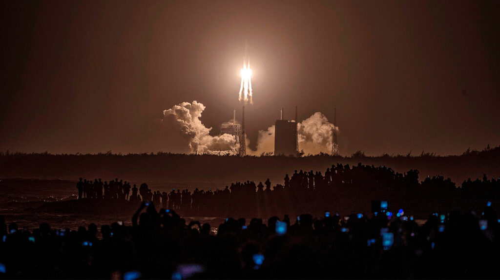 China califica de exitoso el lanzamiento de su nave espacial a la luna