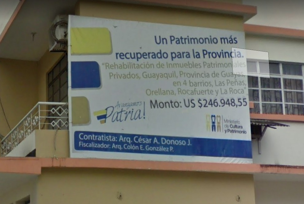 Cartel de la obra de intervención de bienes privados patrimoniales en Guayaquil.