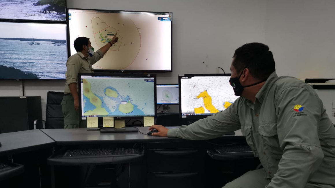 El personal del Parque Nacional Galápagos (PNG) muestra el monitoreo y vigilancia que realizan de la navegación dentro de la Reserva Marina, el 18 de noviembre de 2020.