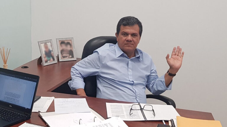 Eliseo Azuero en una reunión en su oficina, el 15 de noviembre de 2019.