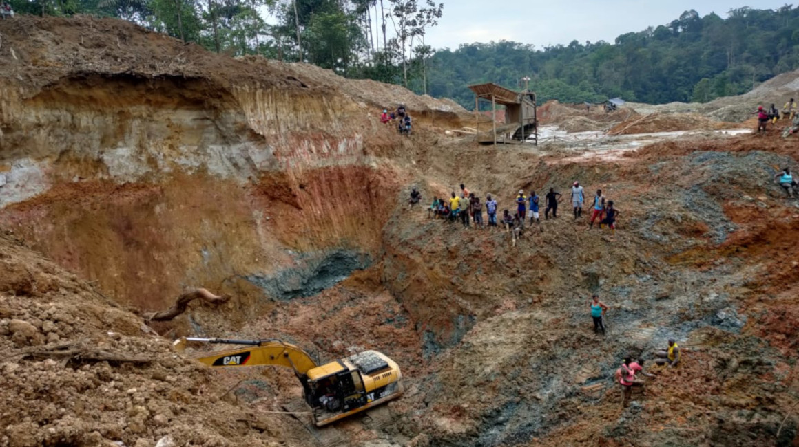 Una panorámica sobre la mina ilegal, en el sector Los Ajos, en San Lorenzo, este 19 de noviembre de 2020.