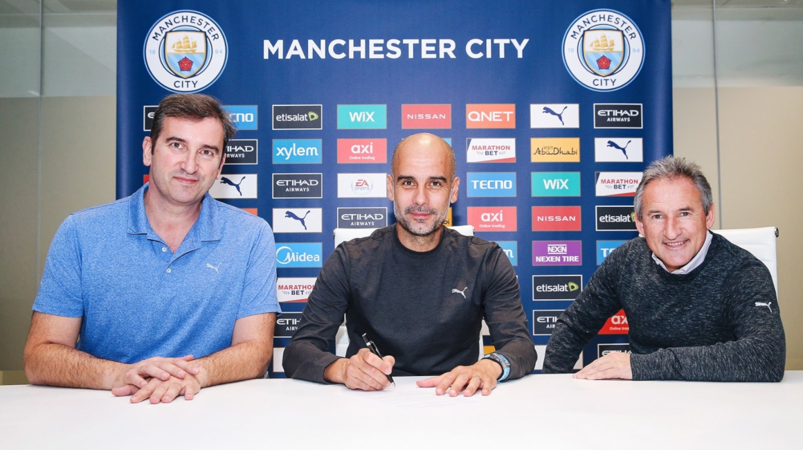 Pep Guardiola firmando la renovación de su contrato con el Manchester City, el jueves 19 de noviembre de 2020.