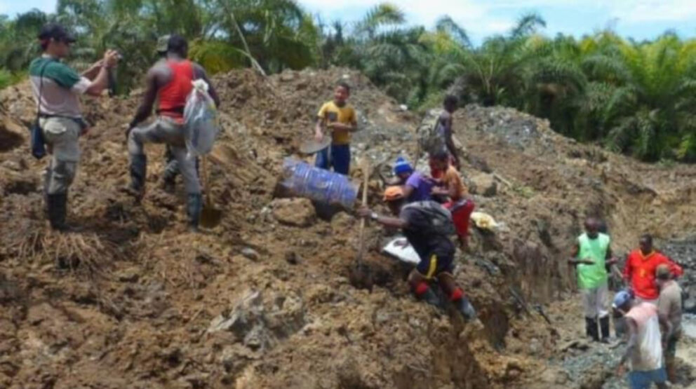 Lugareños realizan actividades de rescate tras colapso de una mina en Esmeraldas, el 18 de noviembre de 2020.