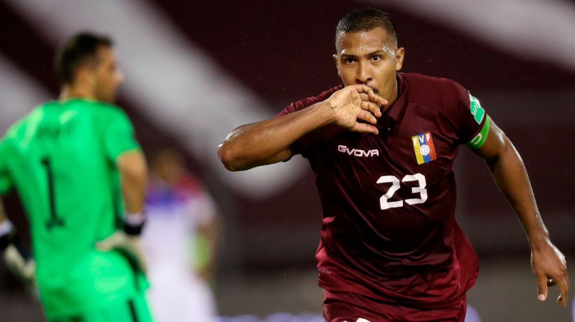 Salomón Rondón festeja el gol ante Chile, el 17 de noviembre de 2020, por las Eliminatorias al Mundial de Catar 2022.