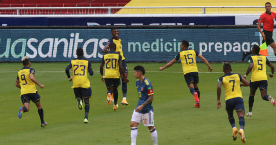 Los futbolistas ecuatorianos festejan uno de los goles ante Colombia, el 17 de noviembre de 2020.