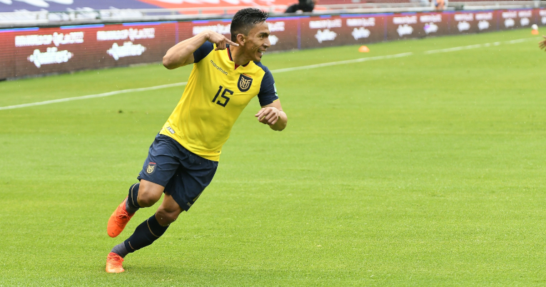 Ángel Mena celebra su gol ante Colombia, el 17 de noviembre de 2020.