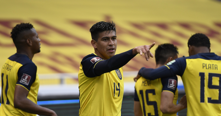 Xavier Arreaga celebra uno de sus tantos en la goleada ante Colombia, el 17 de noviembre de 2020.