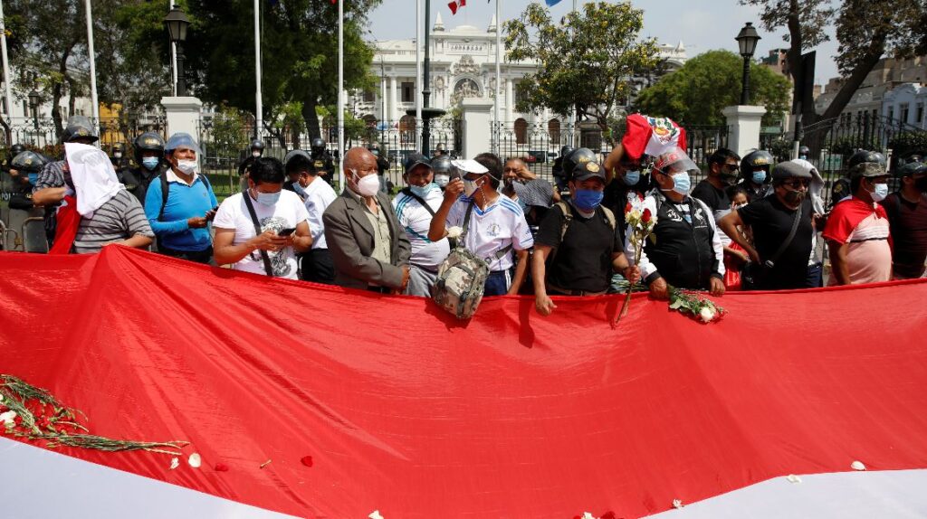 Sagasti asume con el reto de calmar a Perú