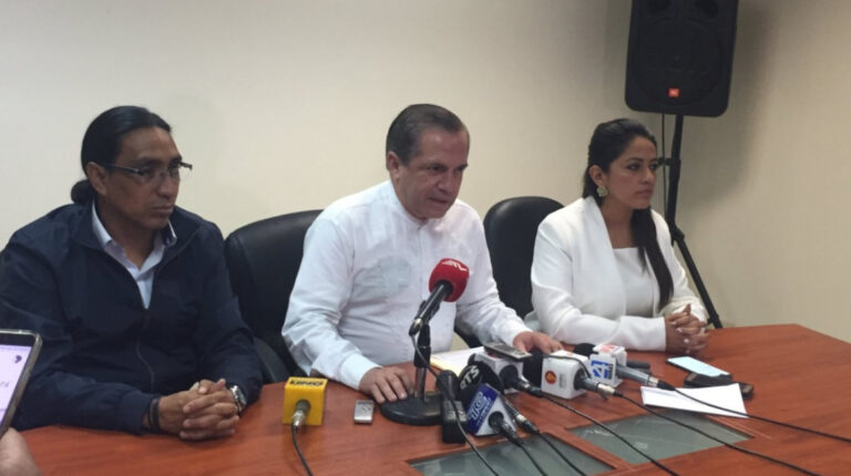 El 25 de agosto de 2017, los correístas Virgilio Hernández, Ricardo Patiño y Paola Pabón se separaron del gobierno de Moreno.