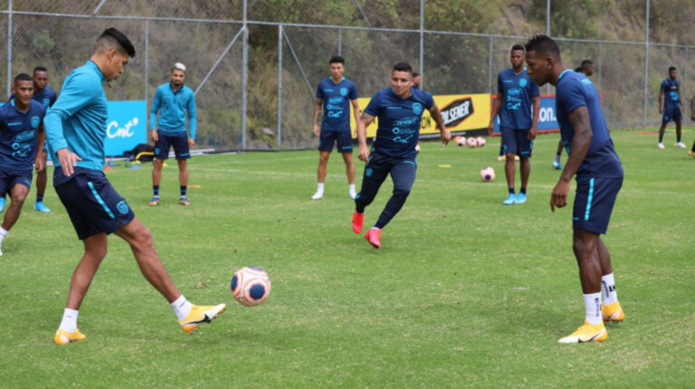 Mario Pineida (centro) en un entrenamiento de Ecuador en la Casa de la Selección.