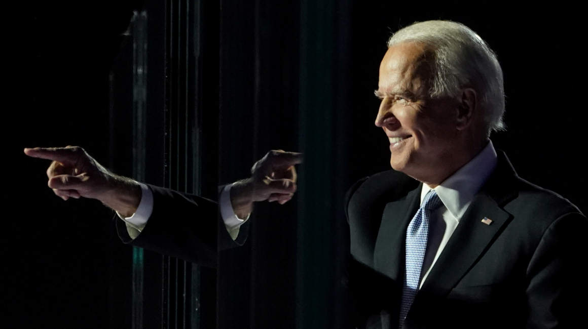El presidente electo Joe Biden señala con el dedo en su mitin electoral en Wilmington, Delaware, EEUU