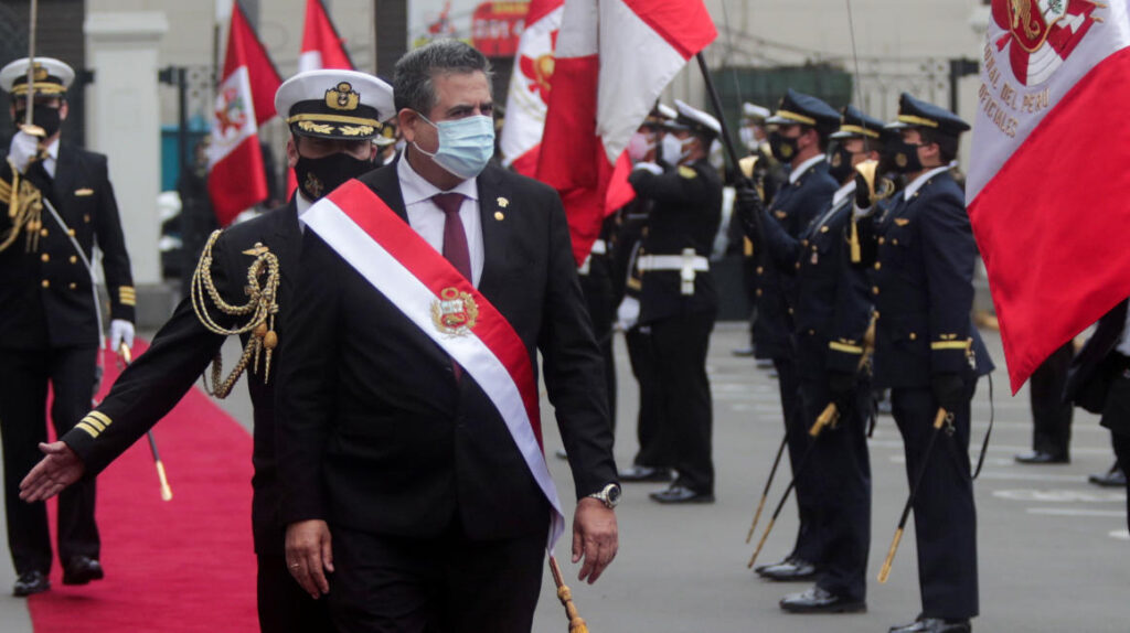 Manuel Merino jura como el nuevo presidente de Perú