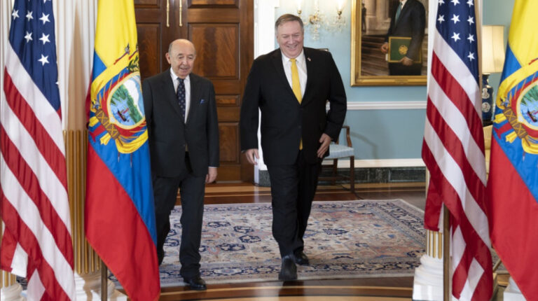 El canciller ecuatoriano Luis Gallegos y el secretario de Estado de Estados Unidos, Mike Pompeo, el 9 de noviembre de 2020 en Washington DC.