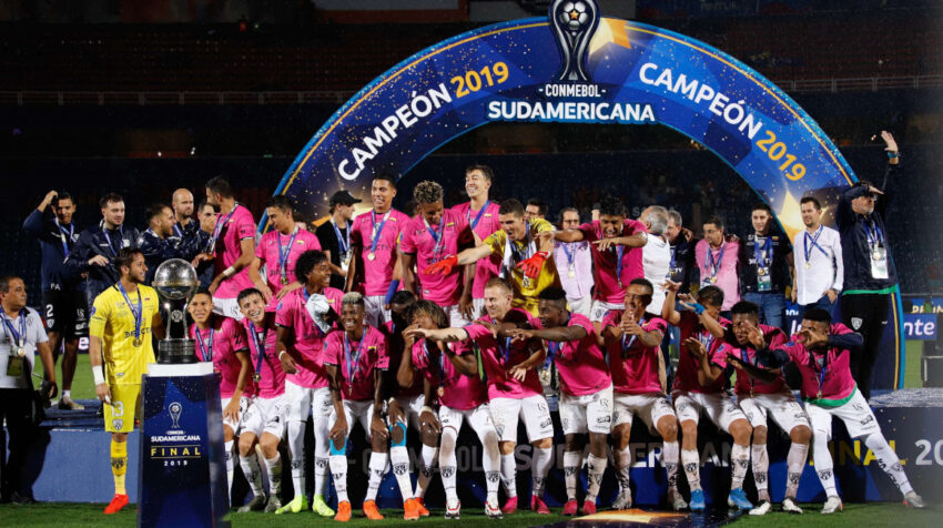 Los futbolistas de Independiente celebran el título de la Copa Sudamericana en Asunción, el 9 de noviembre de 2019.
