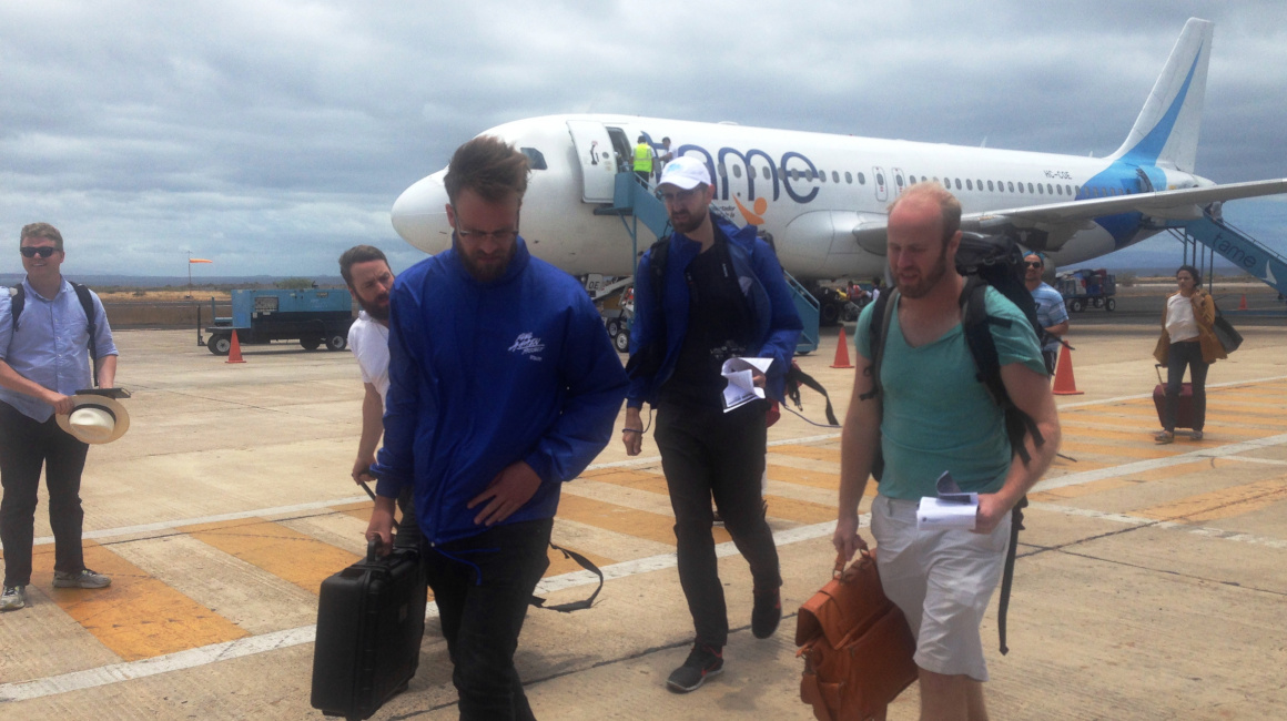Un grupo de turistas llega al aeropuerto de Balta, en las Islas Galápagos, en enero de 2018.