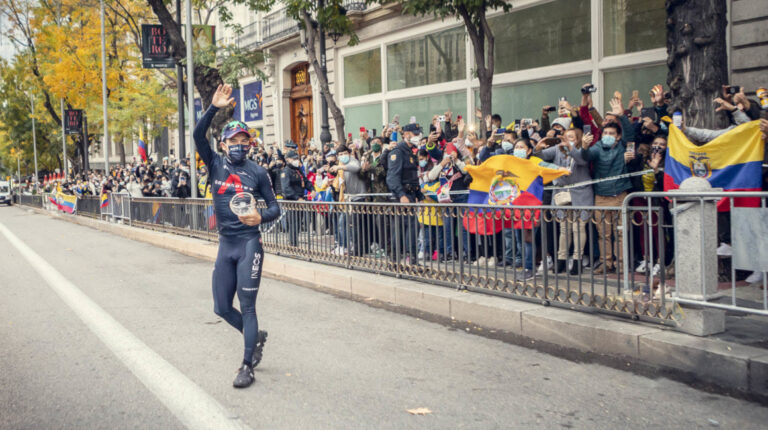 Richard Carapaz festejando con los aficionados ecuatorianos en Madrid, después de la última etapa de la Vuelta a España, el 8 de noviembre de 2020.