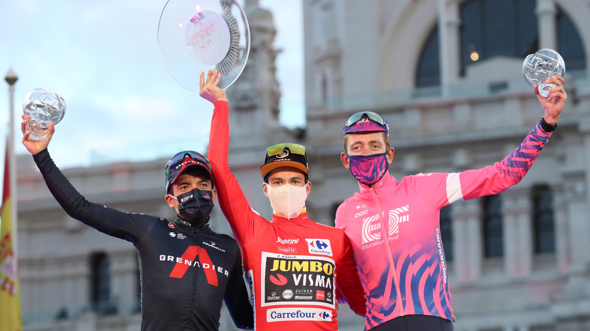 Richard Carapaz, Primoz Roglic y Hugh Carthy en el podio de la Vuelta, eldomingo 8 de noviembre de 2020.