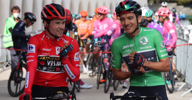 Primoz Roglic y Richard Carapaz conversan antes del inicio de la última etapa de la Vuelta a España, el domingo 8 de noviembre de 2020.