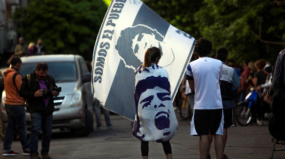 Aficionados de Gimnasia y Esgrima de la Plata, afuera del hospital, apoyando a Diego Maradona, el martes 3 de noviembre de 2020.