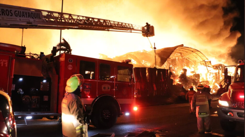 Bomberos logran controlar el incendio de una fábrica en Durán