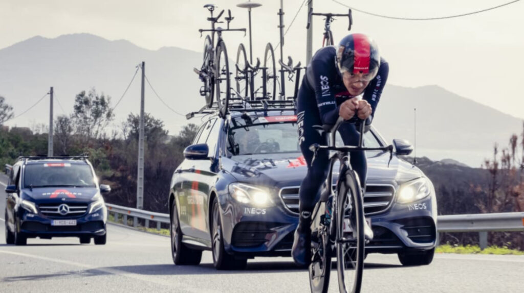Richard Carapaz entrenó en la bicicleta de crono en el día de descanso