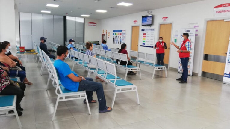 Personal del hospital de Manta entrega información sobre la pandemia a los pacientes, el 14 de septiembre de 2020.