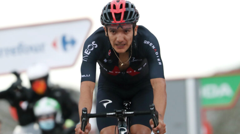 Richard Carapaz llegando a la meta en el Alto de l'Angliru, en la Etapa 12 de la Vuelta a España, el domingo 1 de noviembre de 2020.