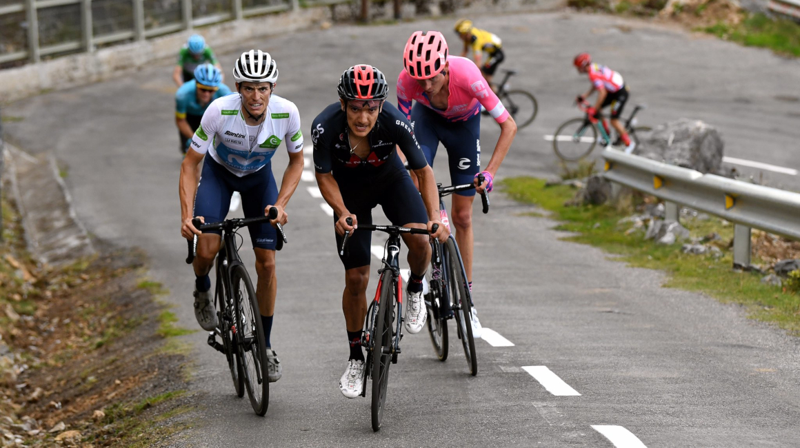 Richard Carapaz durante el ascenso al Alto de l'Angliru, en la Etapa 12 de la Vuelta a España, el domingo 1 de noviembre de 2020.
