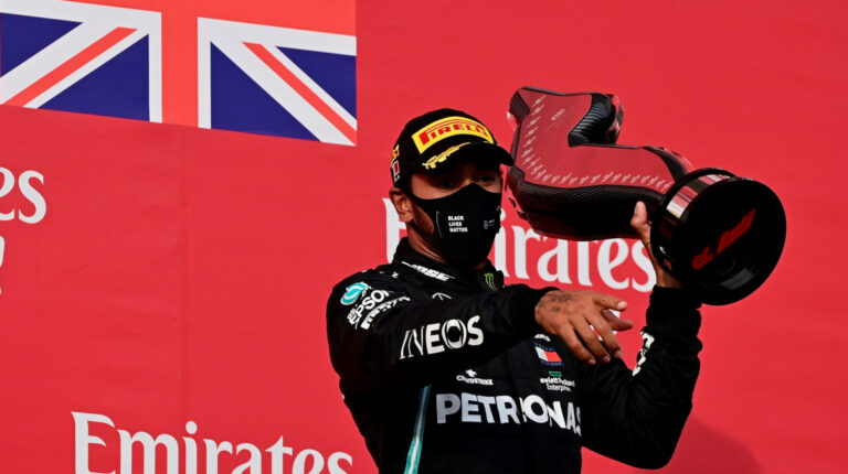 Lewis Hamilton festeja su victoria 93 en la F1, en el Gran Premio de Emilia Romagna, el domingo 1 de noviembre de 2020.