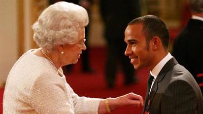 El piloto Lewis Hamilton es condecorado en Reino Unido