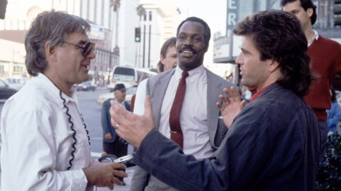 Richard Donner, Danny Glover y Mel Gibson en un momento del rodaje de "Arma mortal 2", que se estrenó en 1989.