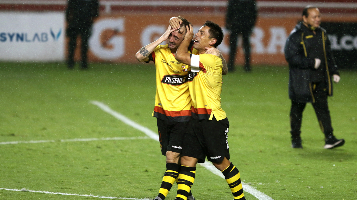 Damián Díaz y Matías Oyola, dos futbolistas referentes del cuadro 'amarillo', se abrazan y lloran luego de ser nuevamente campeones.