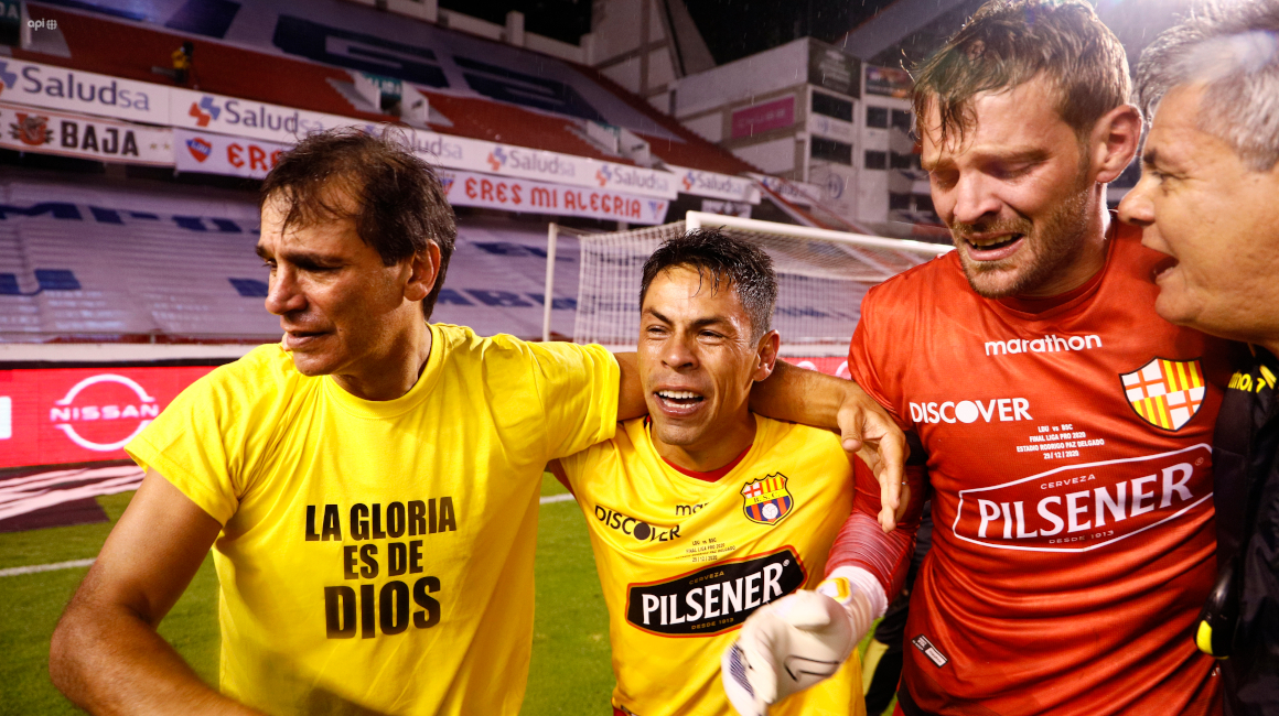 Fabián Bustos, Matías Oyola y Javier Burrai se abrazan de la alegría luego de ganar en penales a Liga y consagrarse campeones nacionales.